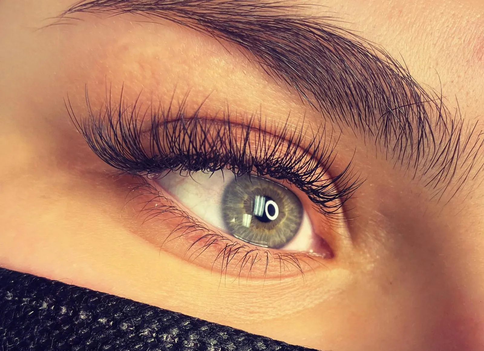 Brow- und Wimpernlifting, ausdrucksstarker Blick